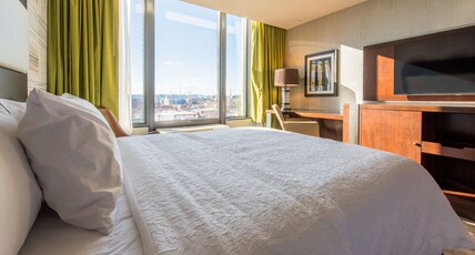 Hampton Inn & Suites Washington, D.C. - Navy Yard Room Type - 1 KING NONSMOKING SHOWER