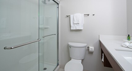 Holiday Inn Express Hotel & Suites SeaTac Room Type - 2 Queen 1 Bedroom Suite