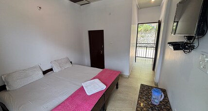 Omji Niwas - Shiv Ganga Room Type - Deluxe Double Room 