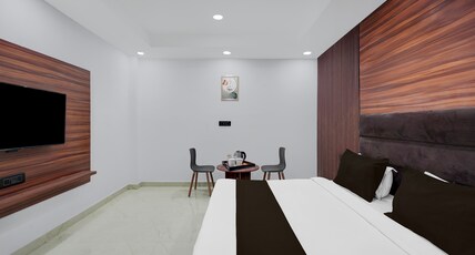 Super Collection O Sector 18 Metro station Room Type - Deluxe