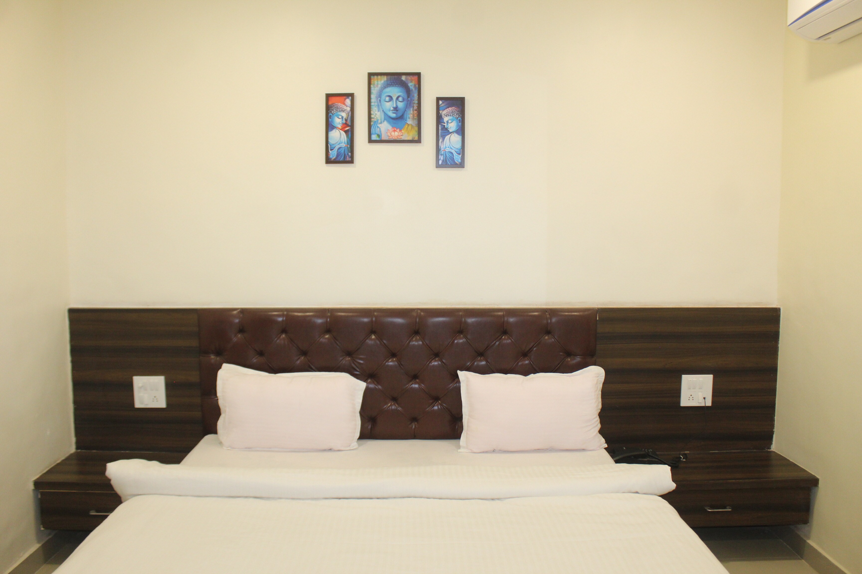 Hotel Dev Palace - Tap to explore photos