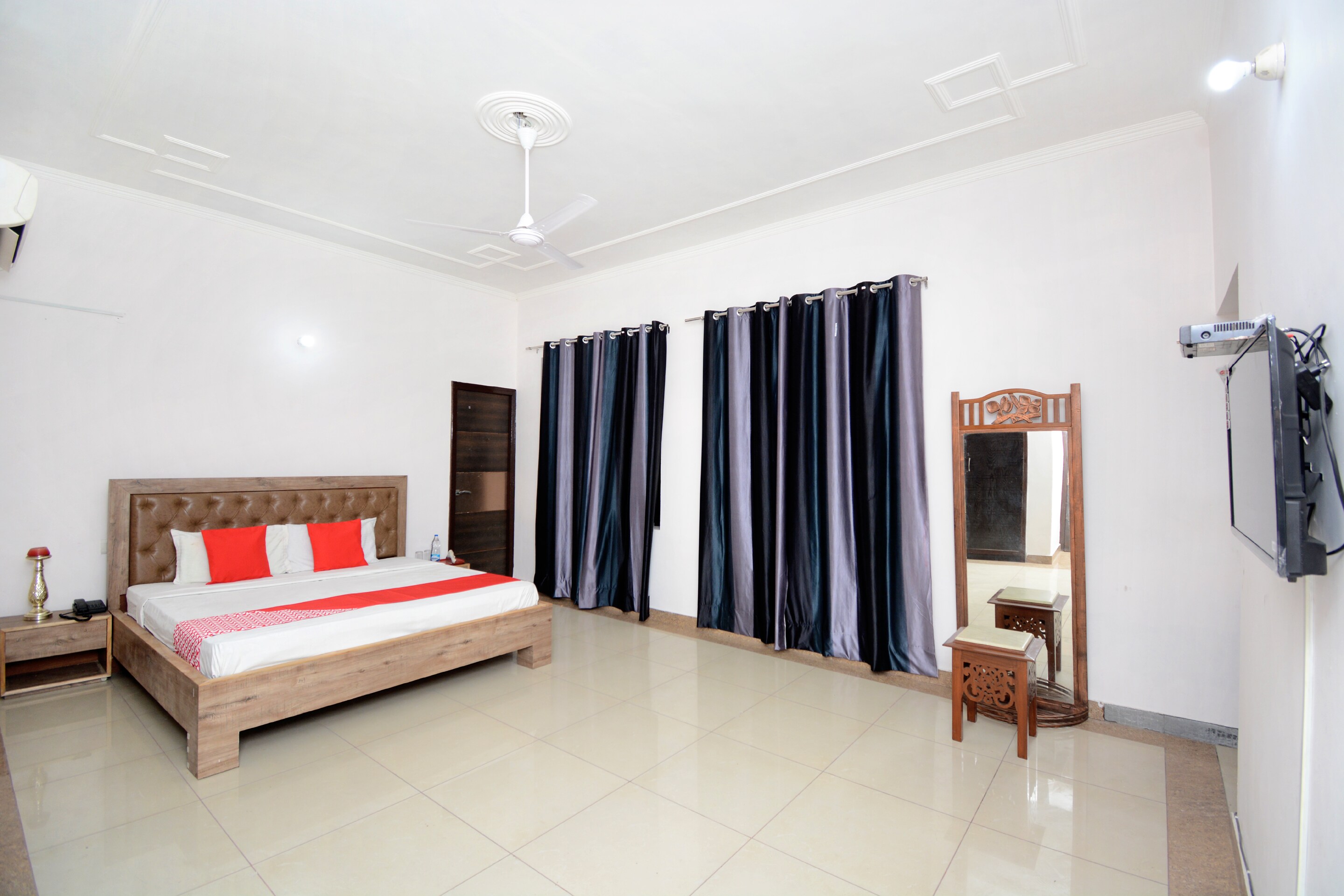 Hotel O DS Royal Guest House - Tap to explore photos