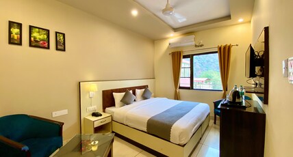 Tapovan New Residency (5 minutes walk to Laxman Jhula) Room Type - Premium Room Mountain View