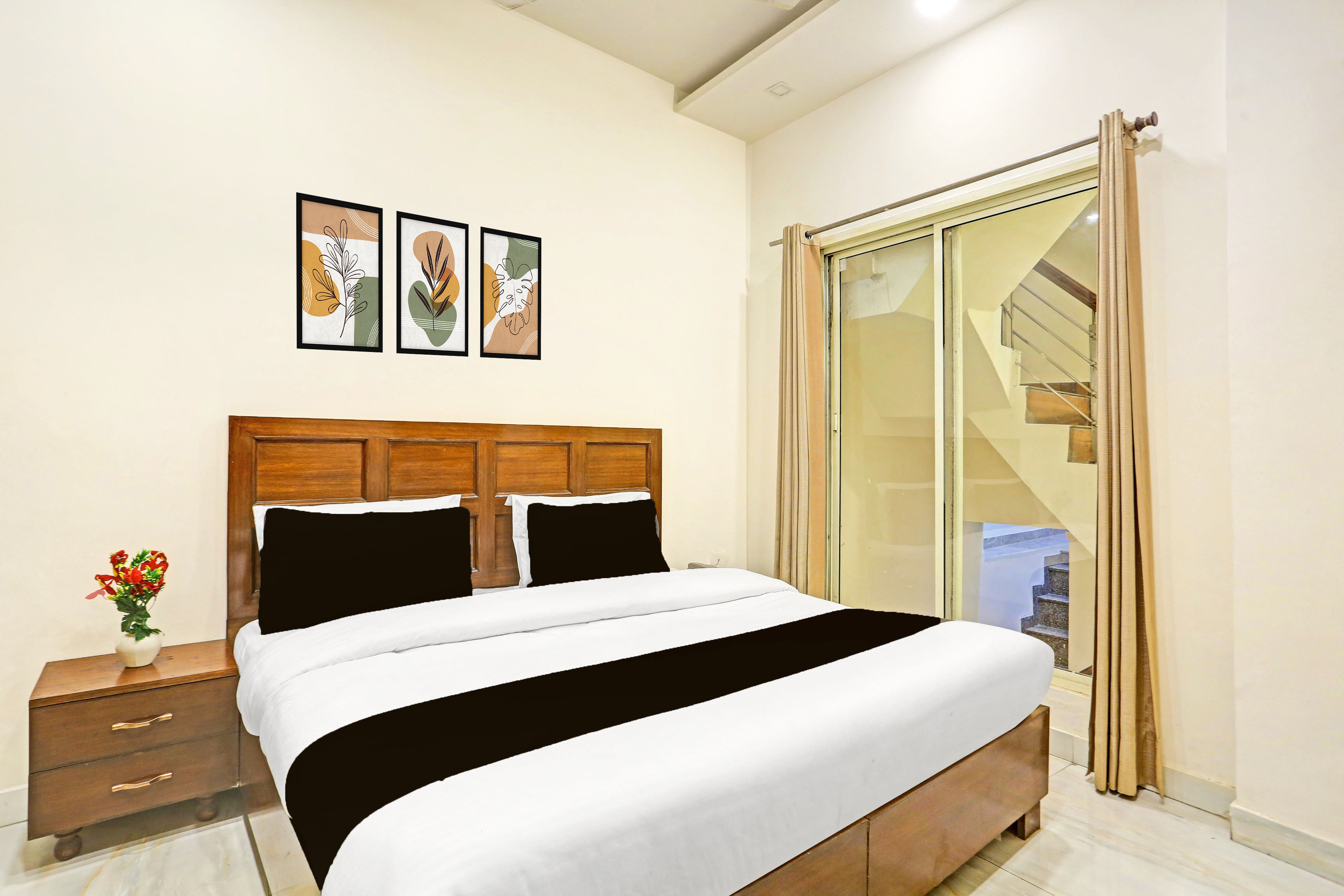 Hotel O by OYO Sector 45 Formerly Manyavar - Tap to explore photos