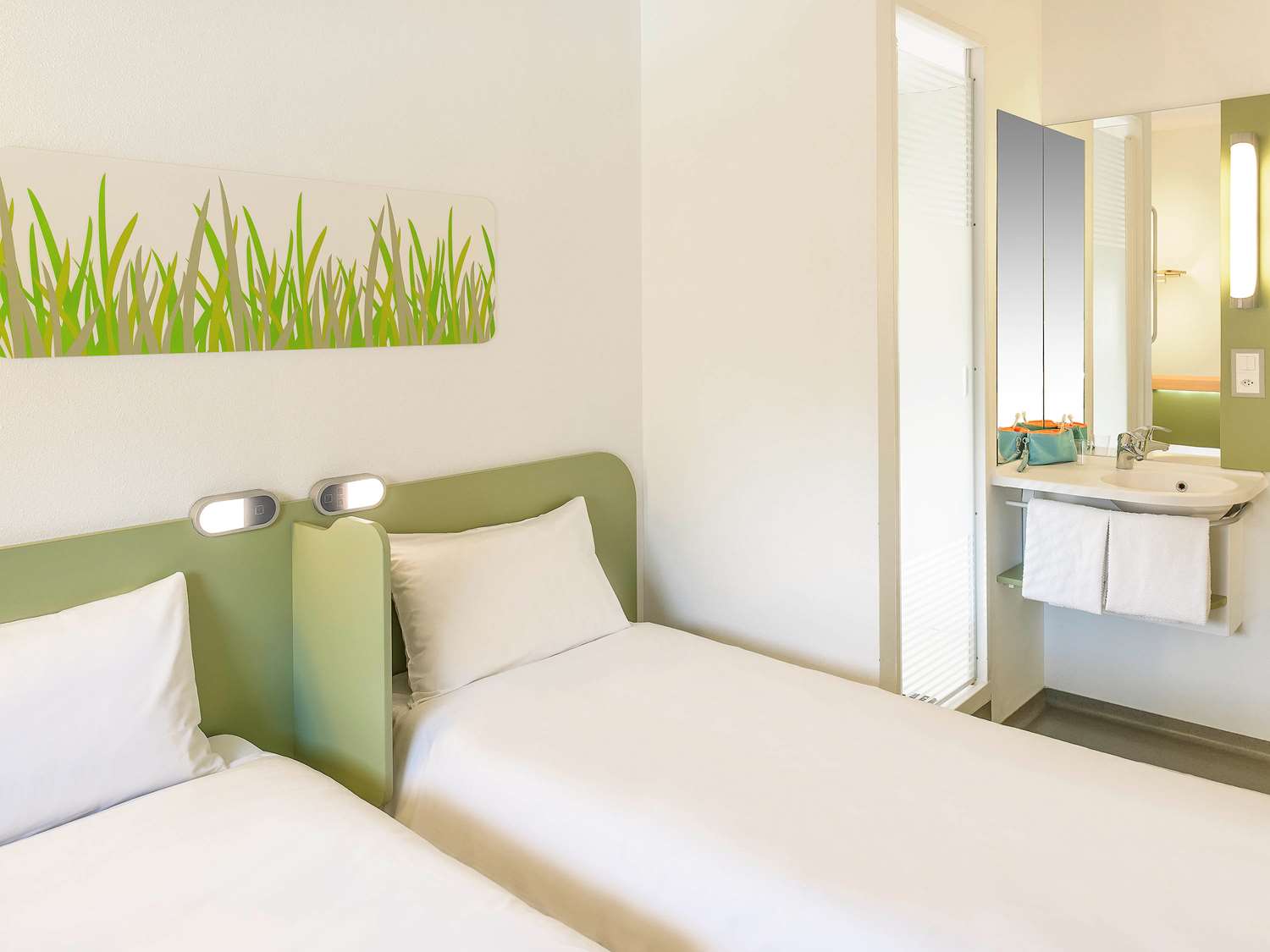 Ibis Budget Lugano Paradiso - Tap to explore photos