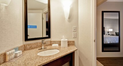 Hampton Inn Overland Park, KS Room Type - 1 KING STUDY NONSMOKING
