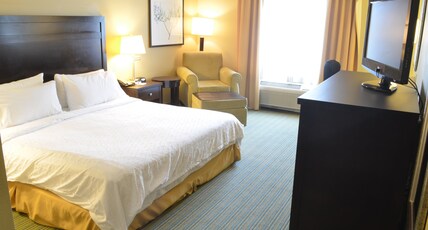 Holiday Inn Express Waterloo Cedar Falls Room Type - 1 King Standard Communications Mobility Accessible Tub Holiday Inn Express Waterloo Cedar Falls Room Type - 1 King Standard Communications Mobility Accessible Tub