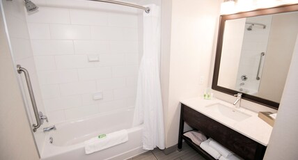 Holiday Inn & Suites RED DEER SOUTH Room Type - 1 King Suite Jetted Tub