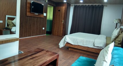 Peaks n pines Room Type - Naini Lake 305