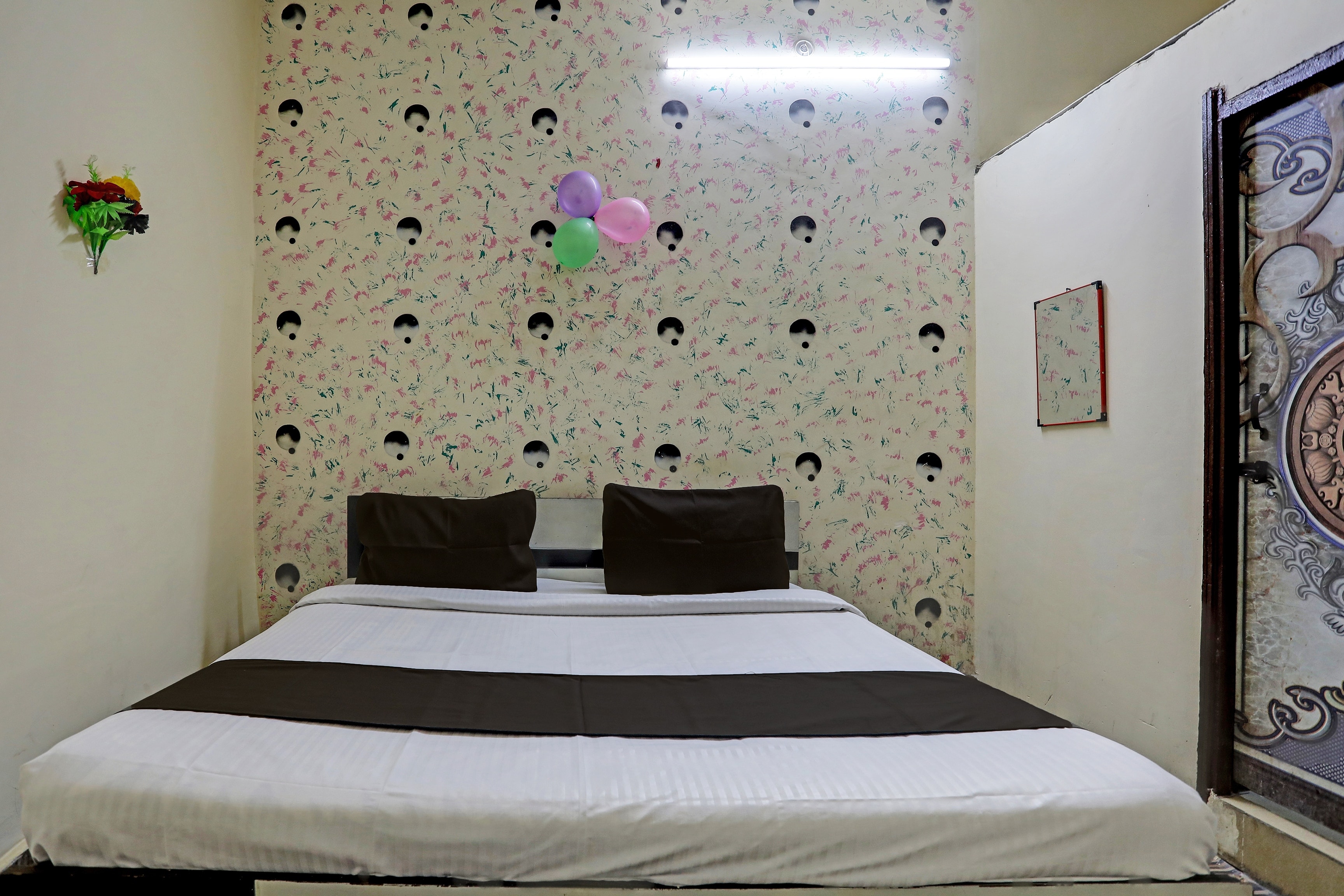 Hotel O New Samrat - Tap to explore photos