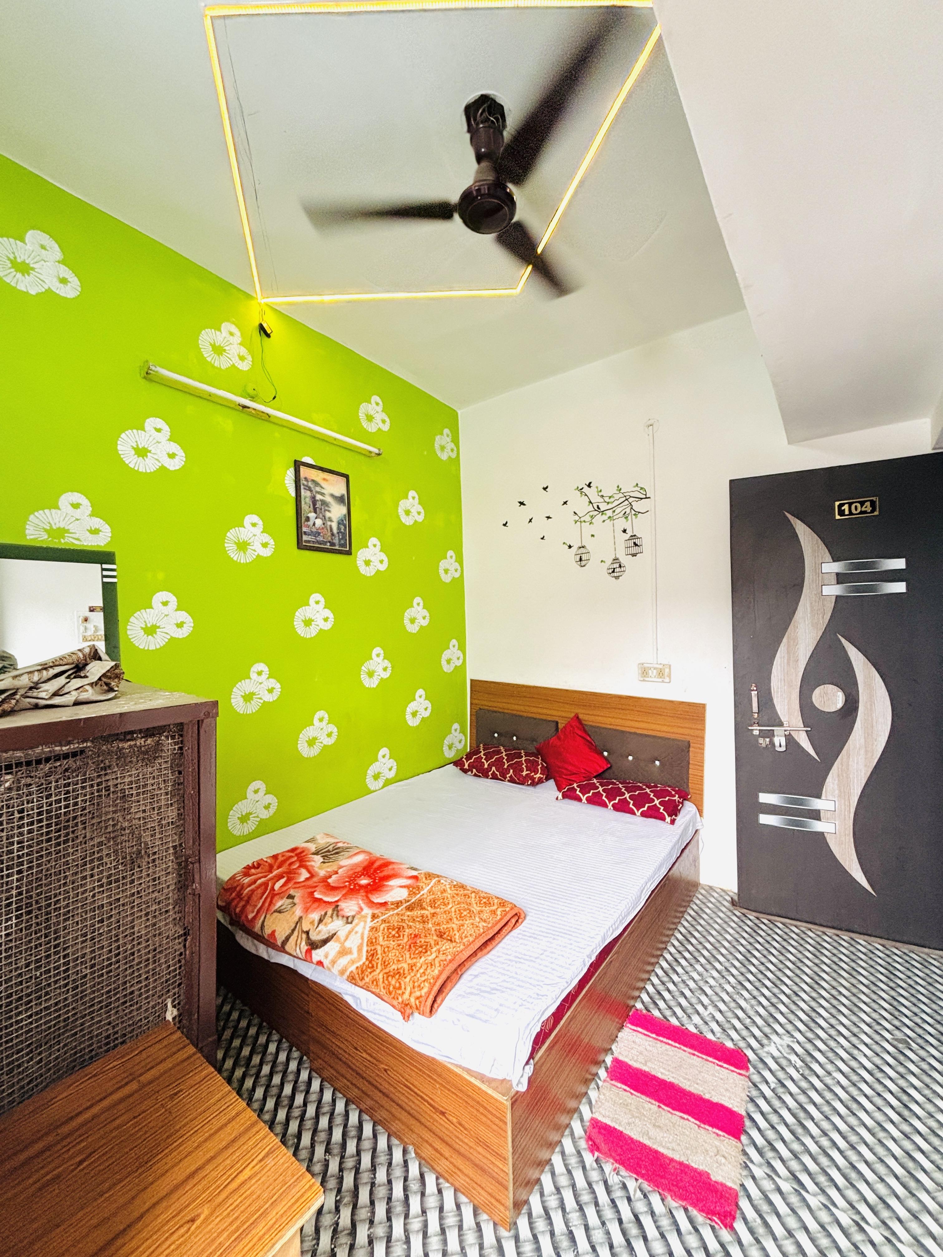 Shivalay Paying Guest House - Tap to explore photos