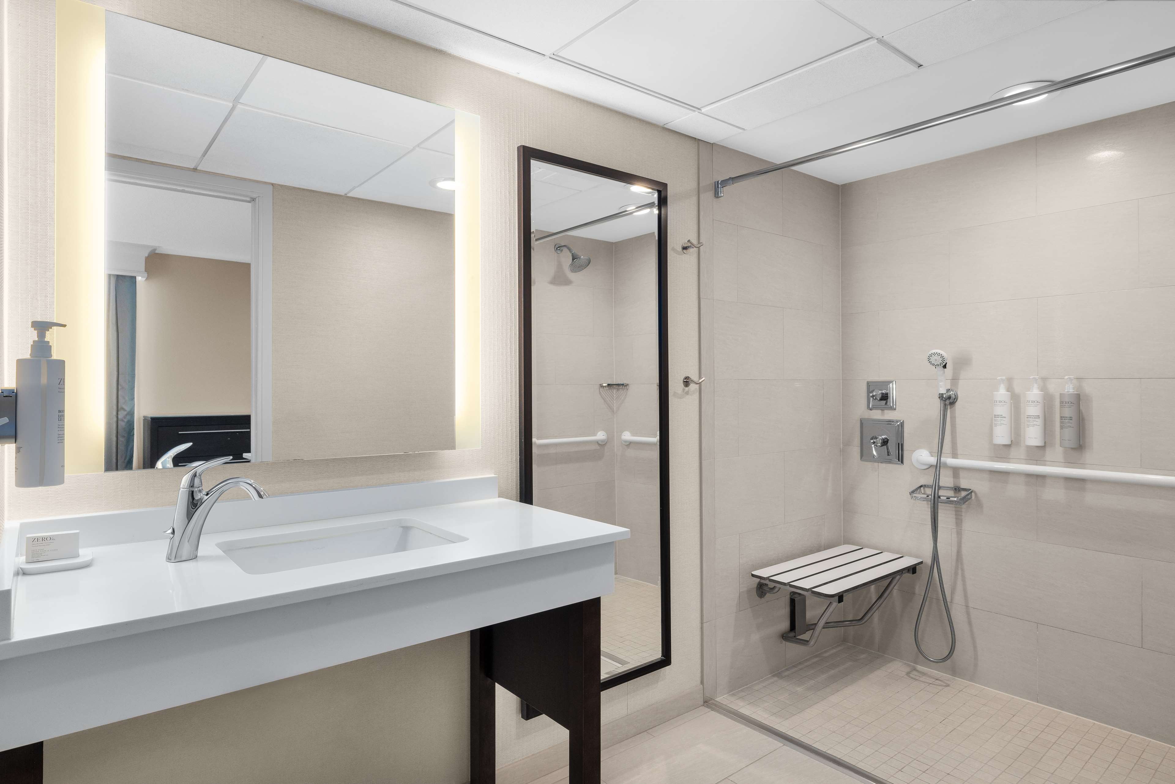 Hampton Inn & Suites by Hilton Downers Grove Chicago - Tap to explore photos