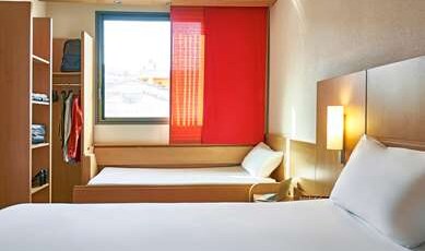 IBIS BCN CENTRO SAGRADA FAM Room Type - Room with 1 double bed + 1 extra bed equipped with the new bedding IBIS BCN CENTRO SAGRADA FAM Room Type - Room with 1 double bed + 1 extra bed equipped with the new bedding