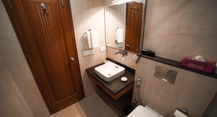Hotel Le Amritam Room Type - Deluxe Twin Room with City View