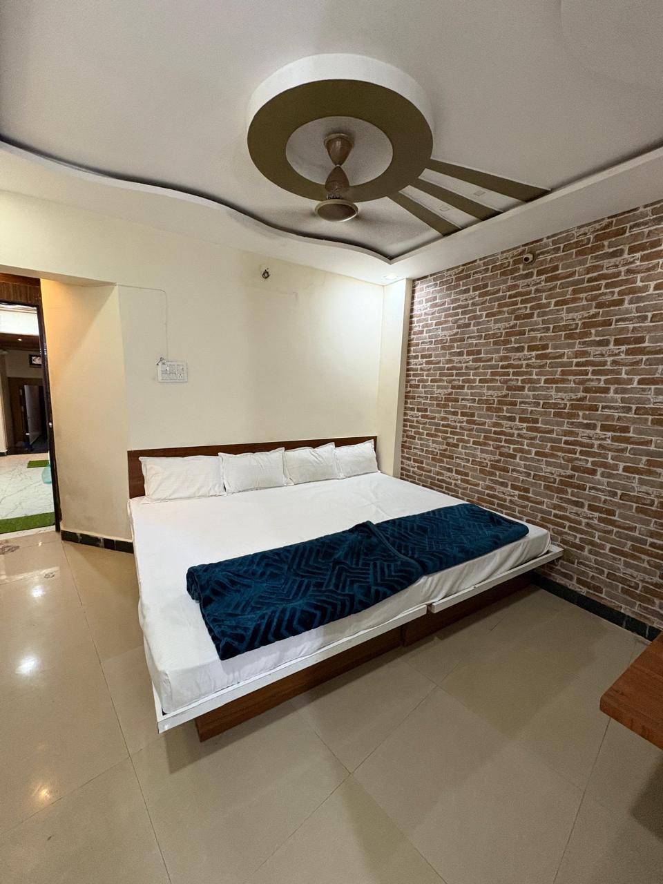 Hotel Shiv Niwas - Tap to explore photos