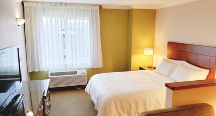 Holiday Inn Express Hotel & Suites Portland-Northwest Downtown Room Type - Specialty Room
