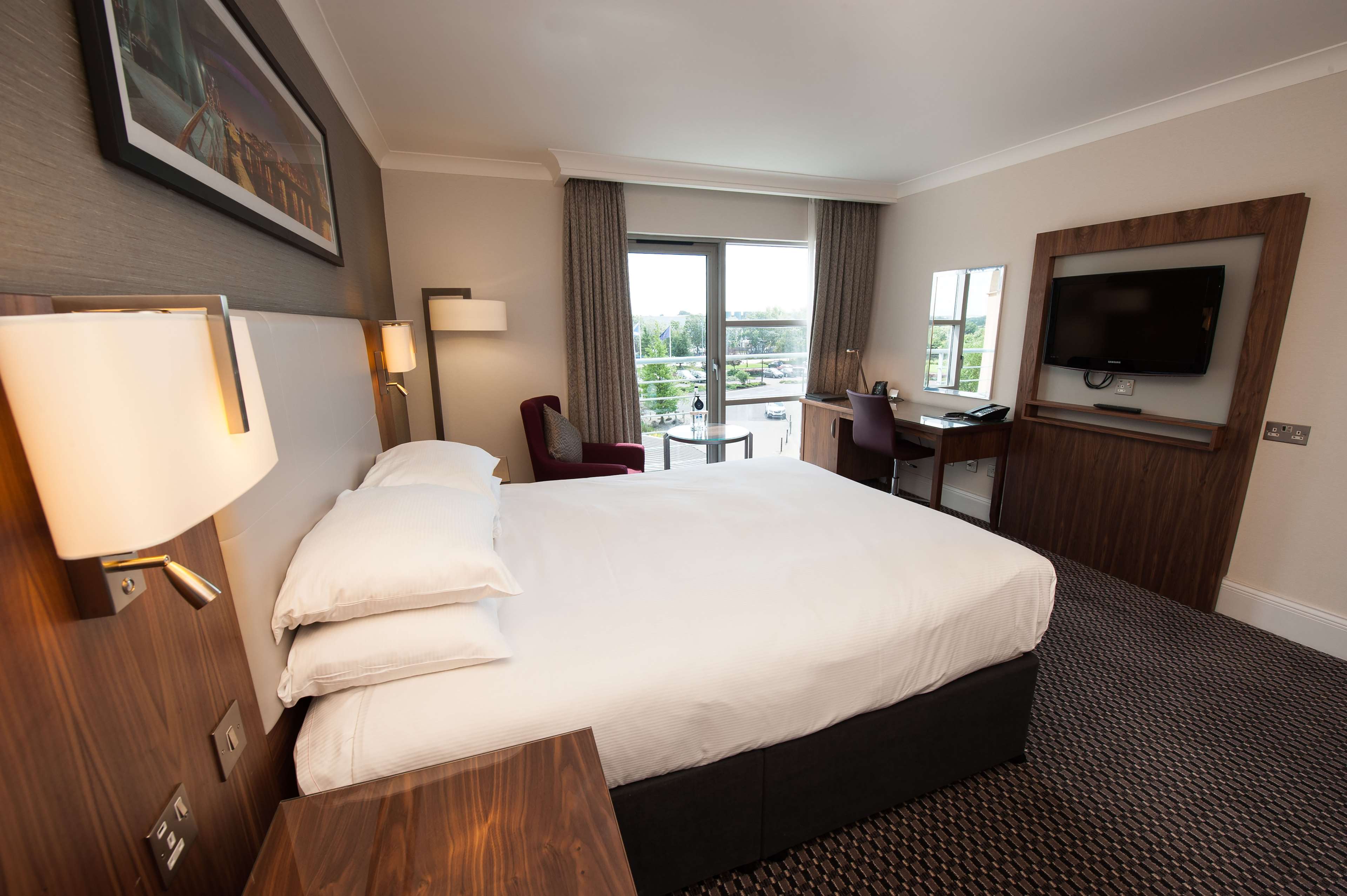 DoubleTree by Hilton Glasgow Strathclyde - Tap to explore photos