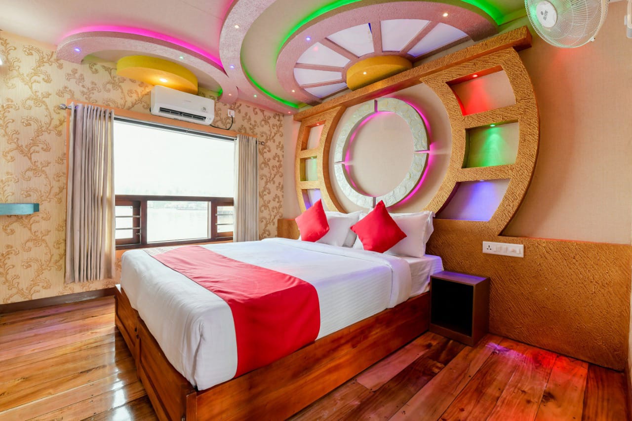 Parthasarathy Luxury Houseboat - Tap to explore photos