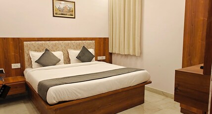 Hotel Regal Crown Room Type - Deluxe Room