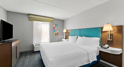 Hampton Inn & Suites by Hilton Newtown Room Type - KING SUITE NONSMOKING