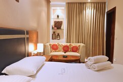 The Cabin by Quirk Stays  Netflix  Cozy   Balcony