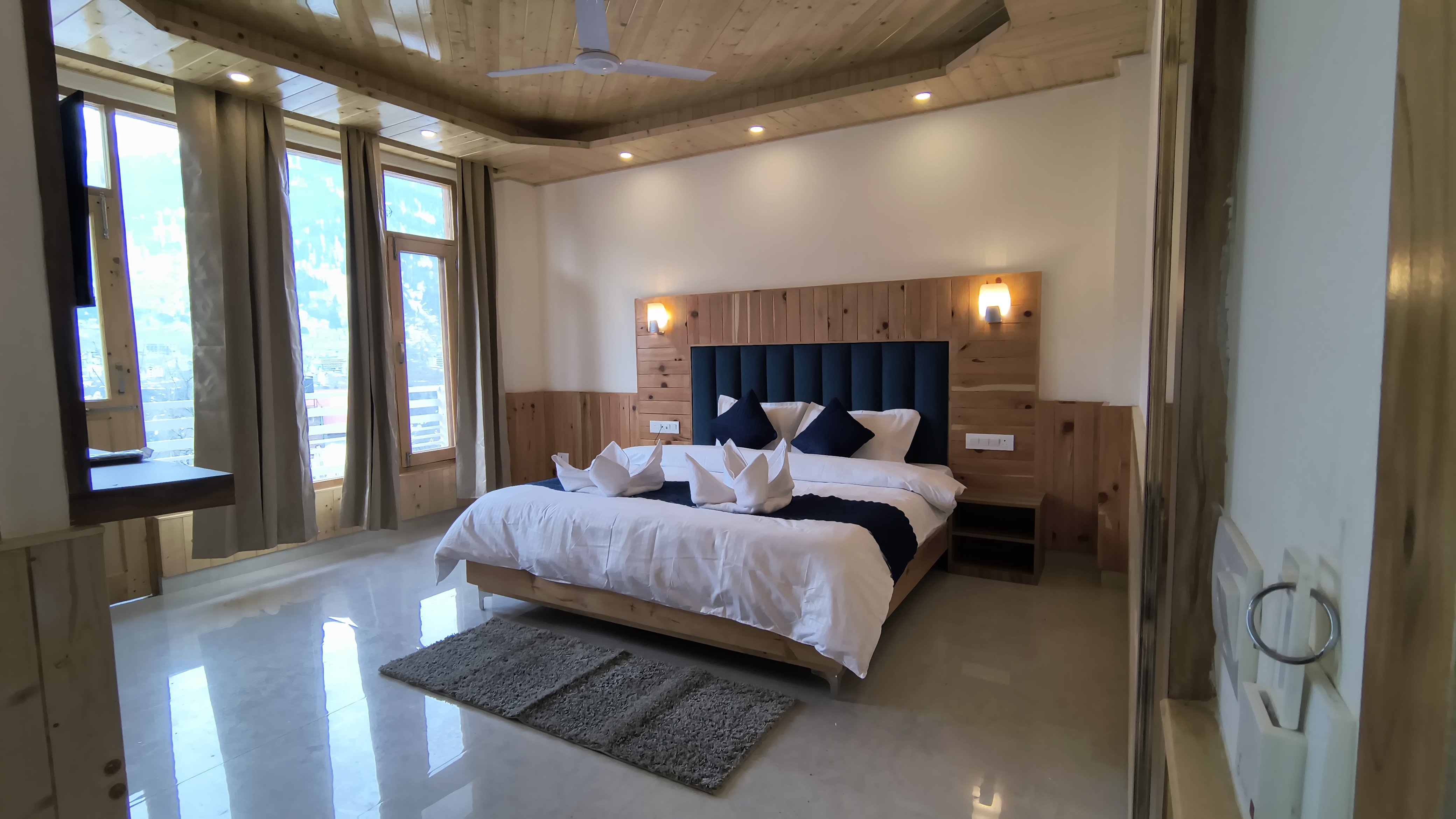 Silent Snow Hill - Tap to explore photos