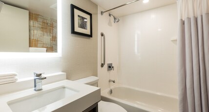 Crowne Plaza TORONTO AIRPORT Room Type - 1 King Standard Bath Shower Combination Crowne Plaza TORONTO AIRPORT Room Type - 1 King Standard Bath Shower Combination