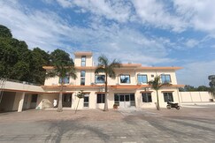 Hotel O Home Kanak Hotel & Resort Homestay