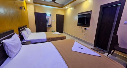 Dev Bhumi 200M From Marine Drive Sea Beach Room Type - Quad AC Room