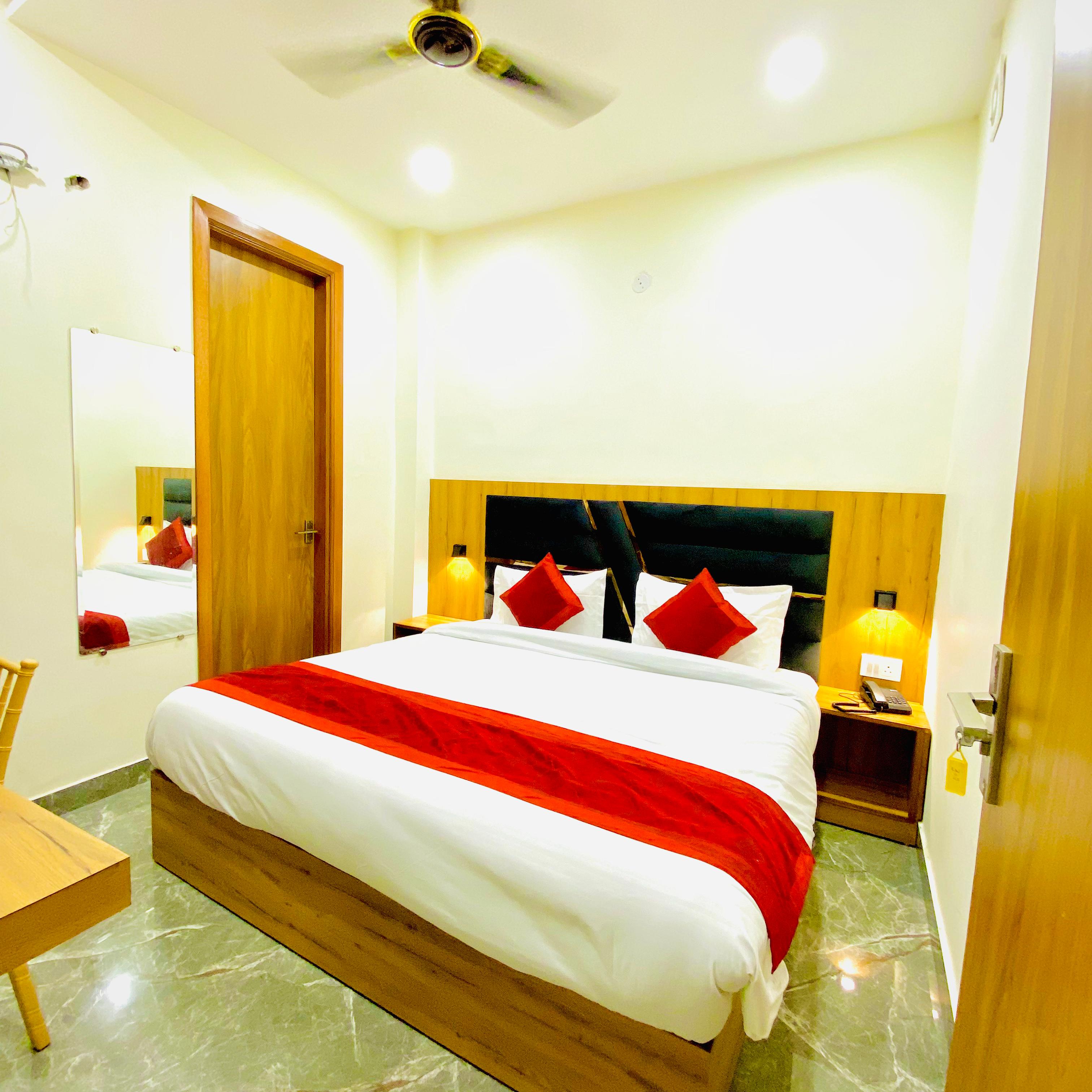 Hotel Paras inn 2 - 5 Min walking to Golden Temple - Tap to explore photos