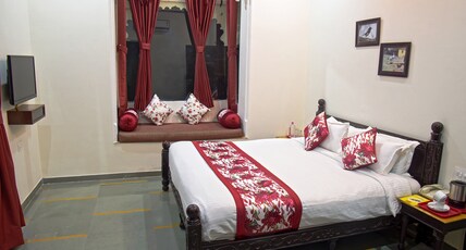 SAI PALACE Room Type - Deluxe Queen Room