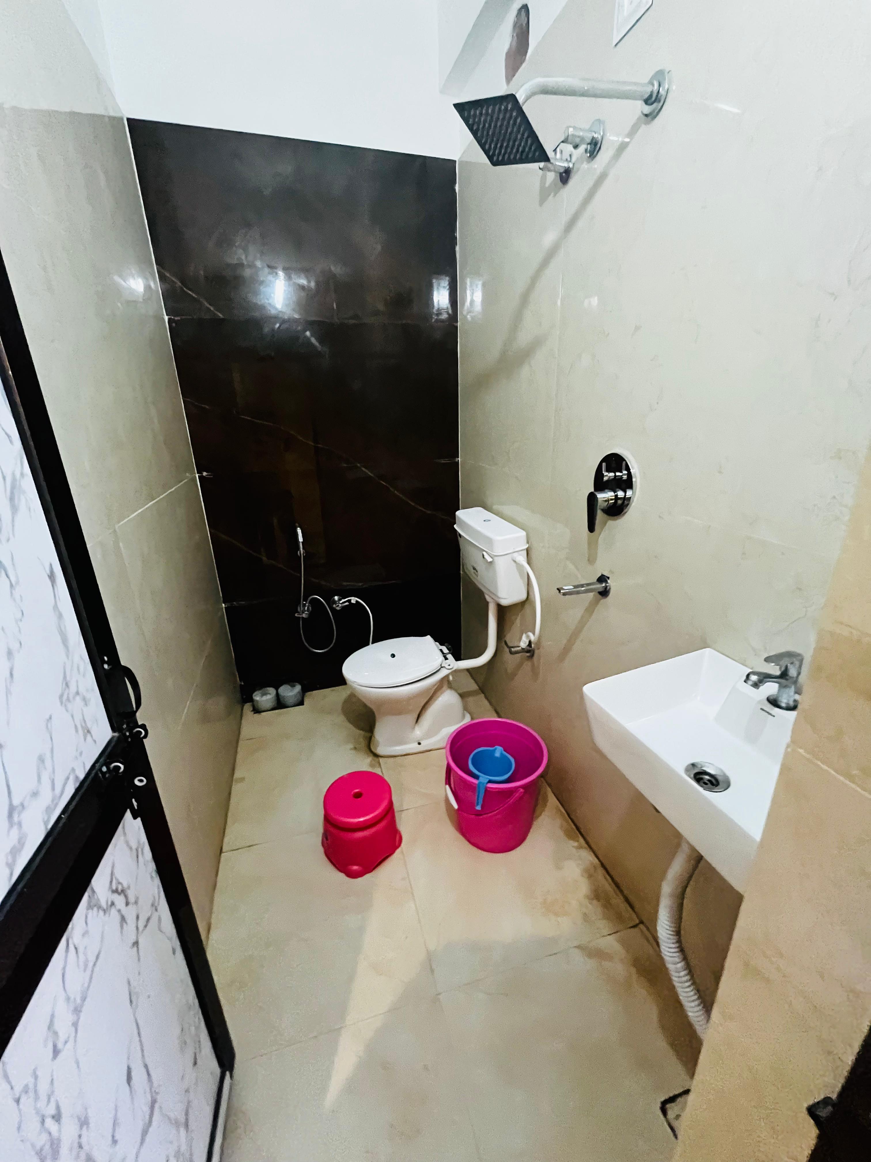 Hotel Shree Hanumat / Walking Distance To Ram Janmabhoomi - Tap to explore photos