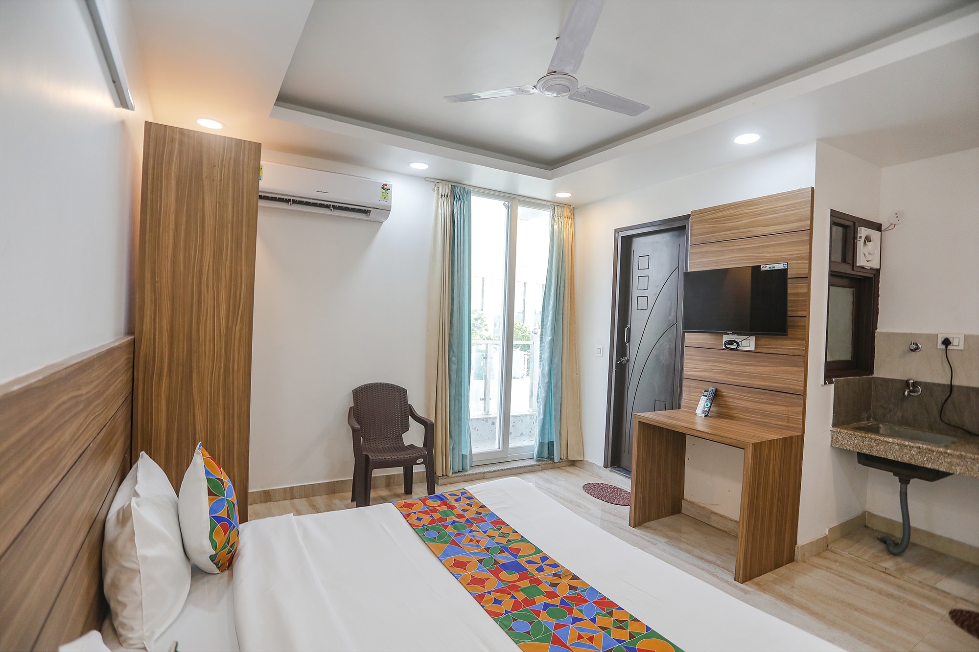 FabHotel Unique Stay - Max Super Speciality Hospital, Sector 128 - Tap to explore photos