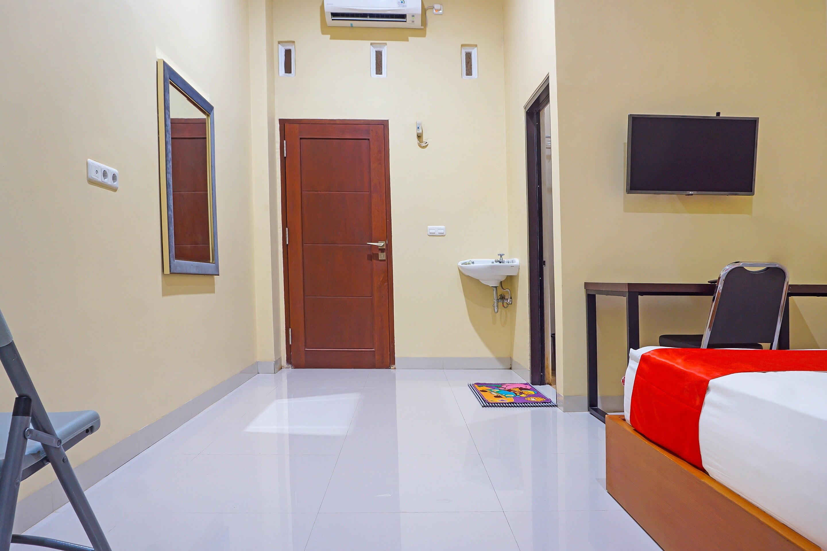Hotel O Homestay Anitha Syariah Makassar - Tap to explore photos