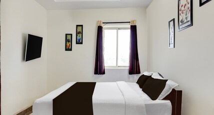 Super OYO Hotel O Benz Circle Vijayawada Room Type - Deluxe