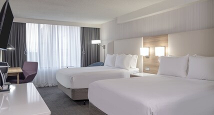 Crowne Plaza Indianapolis Airport Room Type - 2 Queen Standard Comm Accessible Tub