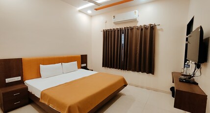 Hotel The Saffron Inn Room Type - Deluxe AC King Bed