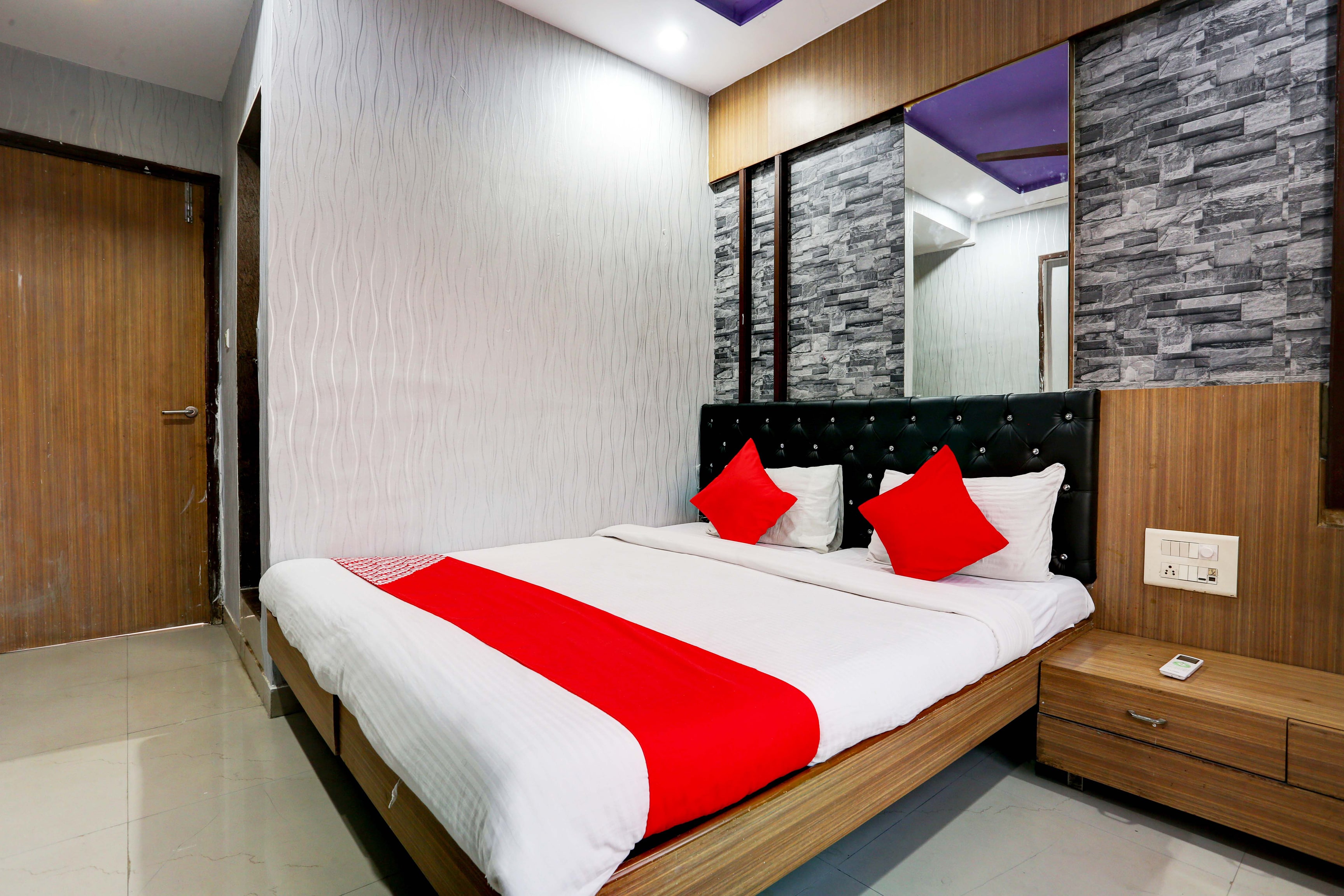 Hotel O Yatri Yadgar - Tap to explore photos