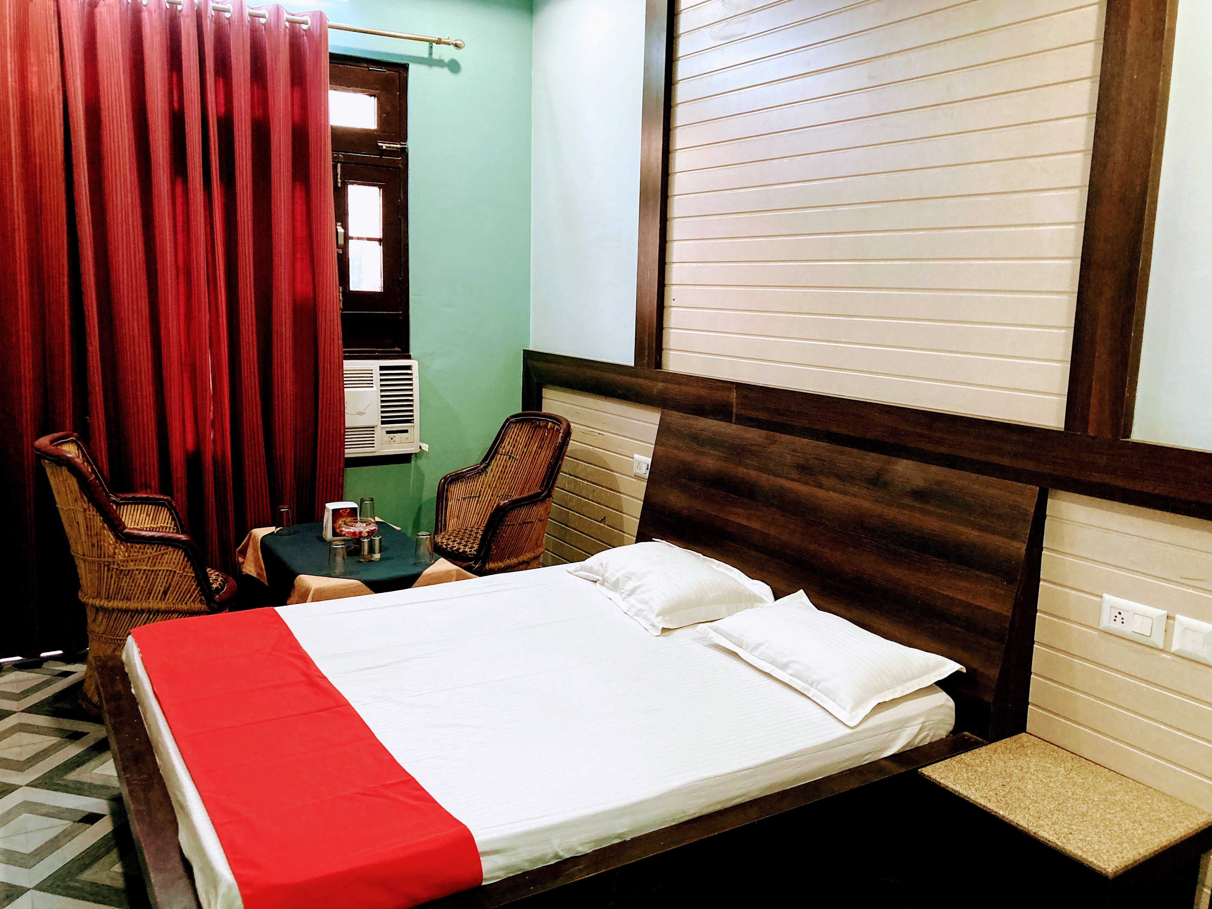 Hotel Greenland - Tap to explore photos