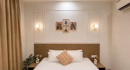 Urban Crown Stay Room Type - Deluxe room