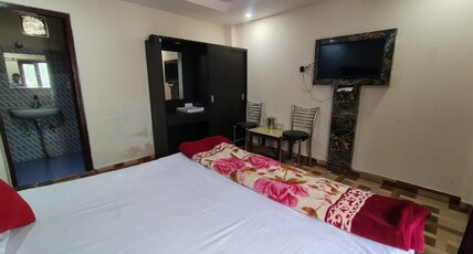 Sandhyana Inn near Bhagsu Waterfall Room Type - Deluxe Room with Balcony and Mountain View