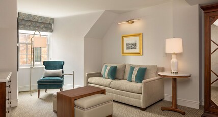 Hotel Roanoke & Conference Center, Curio Collection by Hilton Room Type - 1 KING BED JUNIOR SUITE