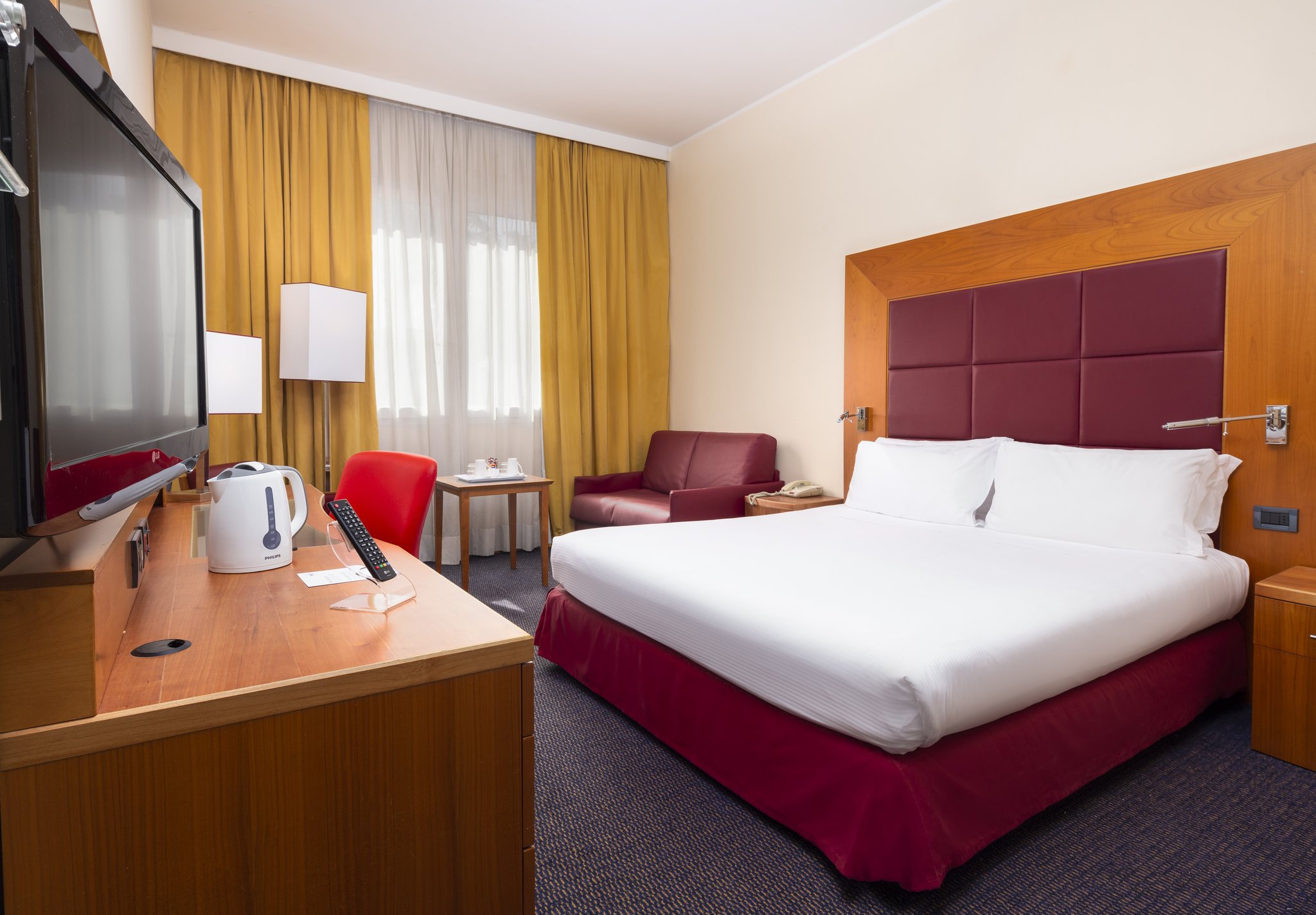 Crowne Plaza Venice East - Tap to explore photos