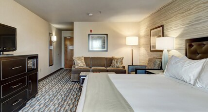 Holiday Inn Express Hotel & Suites Warwick-Providence (Arpt) Room Type - 1 King Bed Standard