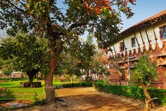 Country Villa with Modern Amenities, Santiniketan