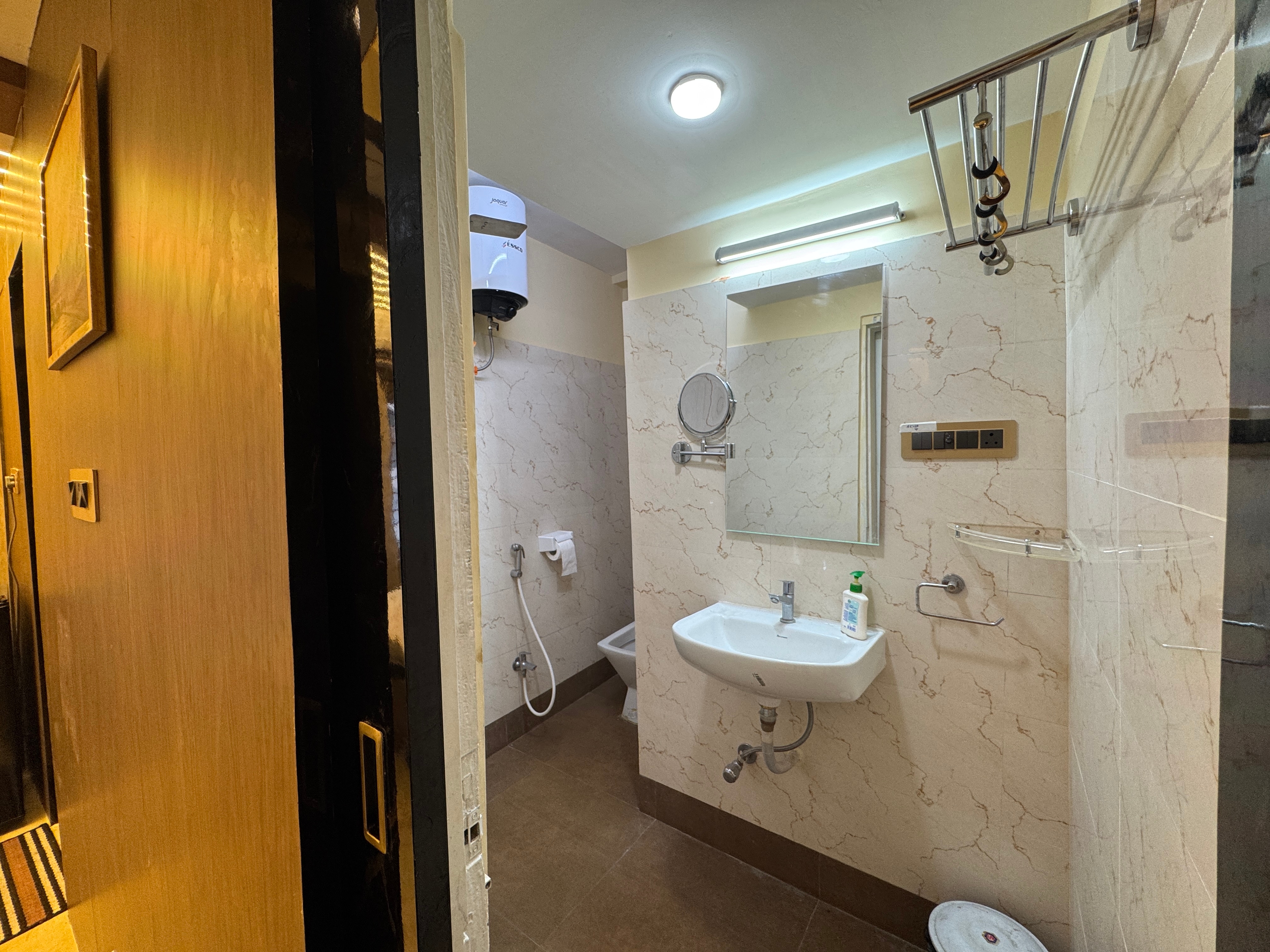 Ostro Inn Royal Studio Apartment Shakespear Sarani - Tap to explore photos