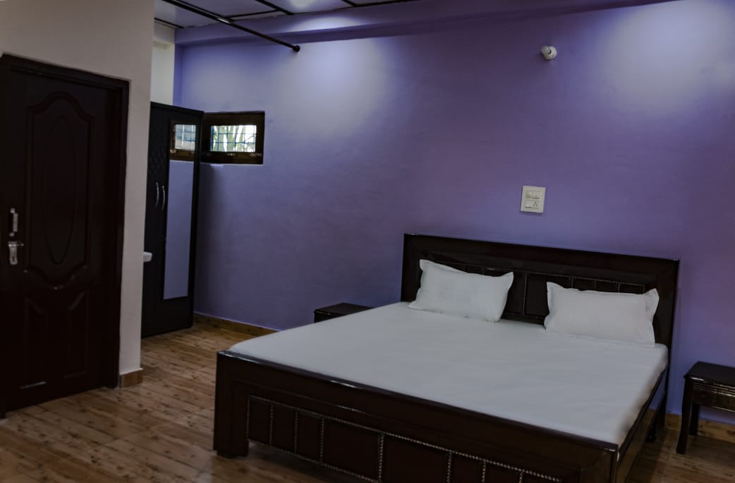 Hotel Hilly - Tap to explore photos