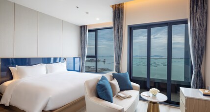 S. Sriracha Hotel & Residence Room Type - DELUXE KING ROOM