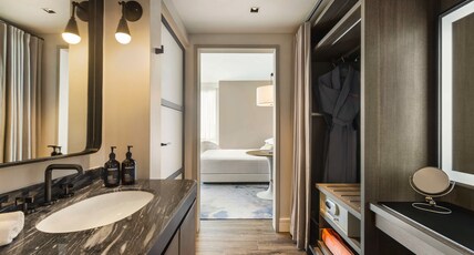 Canopy by Hilton San Francisco SoMa Room Type - KING CORNER RM URBAN VIEW
