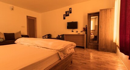 Radhu's Boutique Inn | Rooms & Restaurant Room Type - Wooden Deluxe Room with Glacier View